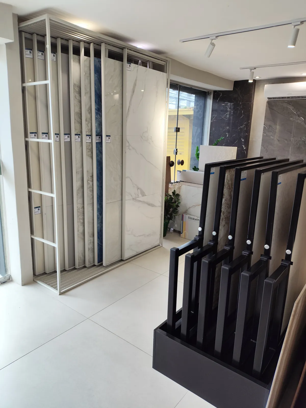 Expositor com chapas de porcelanato de grande formato no showroom
